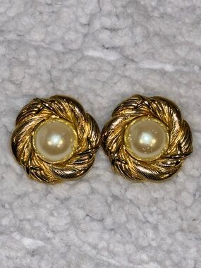 1980’s Faux Pearl Button Wreath Matte Earrings